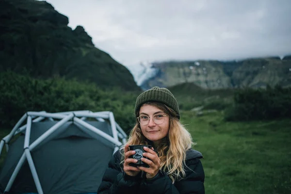 Молода Красива Блондинка Тримає Чашку Кави Стоїть Відкритому Повітрі Горах — стокове фото