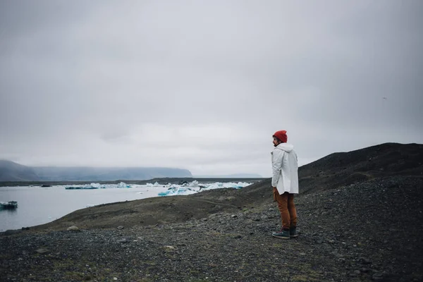 Man in white coat in glacier park — Stock Photo, Image