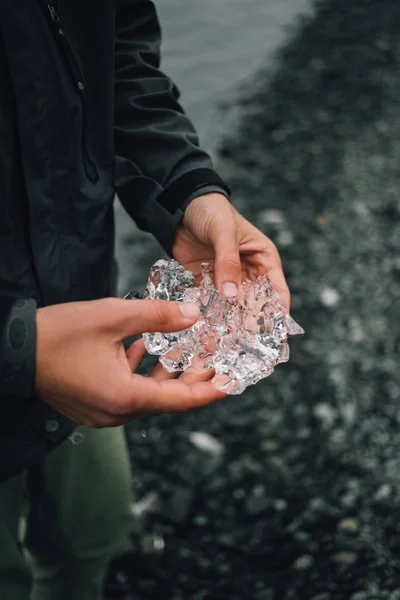 Forscher hält schmelzenden Eisblock in der Hand — Stockfoto