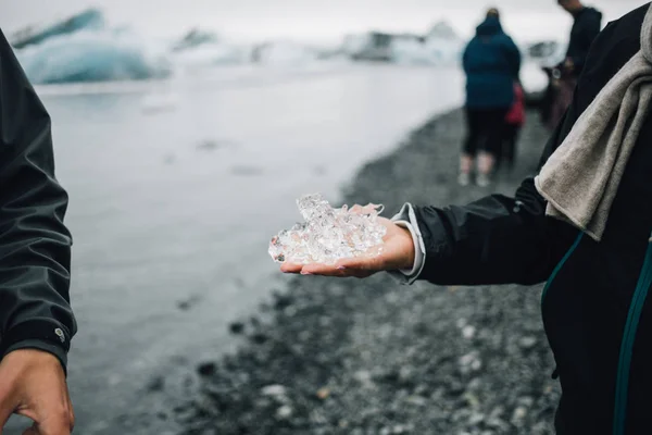 Explorer τουριστικά κρατά λιώσιμο των πάγων μπλοκ Ισλανδία — Φωτογραφία Αρχείου