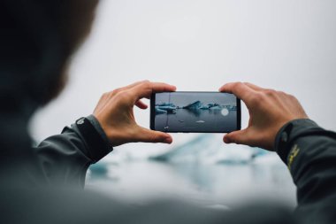Gezgin veya turist buzdağları fotoğraflarını yapar