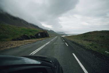 İzlanda'daki yolda yolculuk sırasında görüntülemek