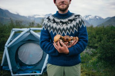 Genç göçebe hiker organik doğal mantar tutar