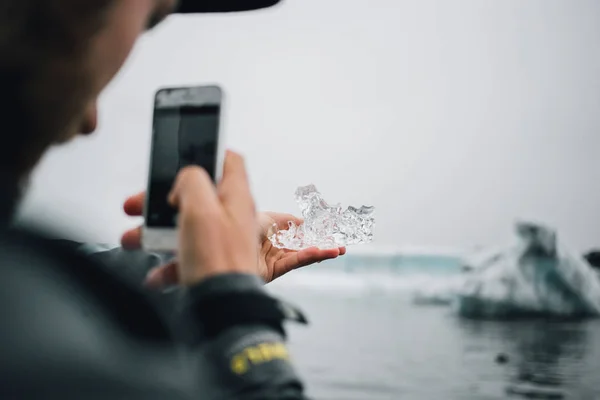 Blogger macht Foto von schmelzendem Eis in Island — Stockfoto