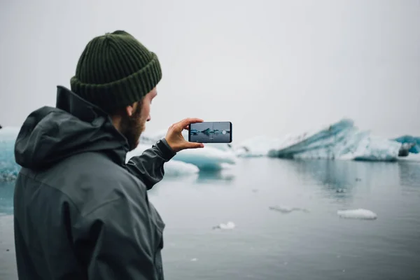 Traveler or tourist makes photos of icebergs — Stock Photo, Image