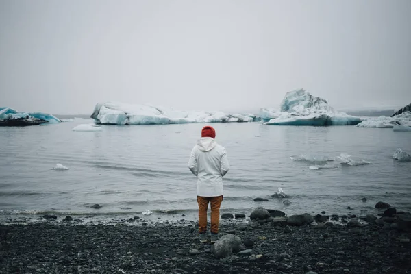 Man i vit Rock i glaciärpark — Stockfoto