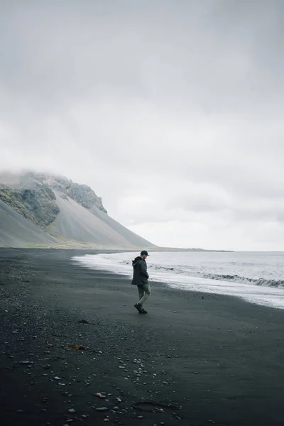 외로운 남자 회색 검은 화산 모래 해변에 산책 — 스톡 사진