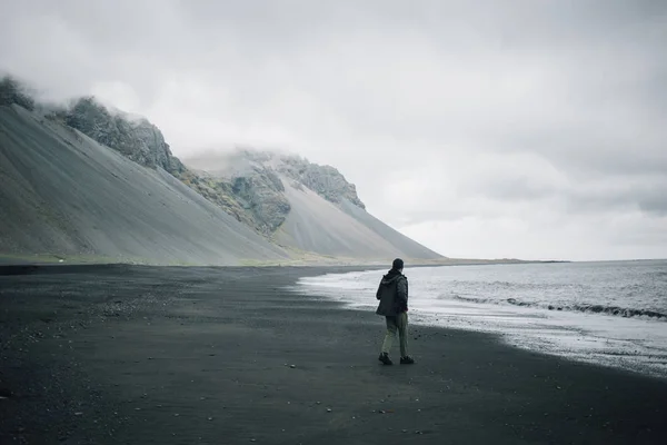 외로운 남자 회색 검은 화산 모래 해변에 산책 — 스톡 사진