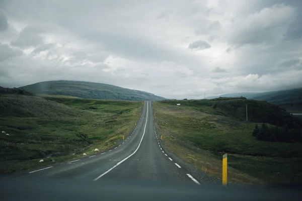 Vista en carretera en iceland durante el viaje — Foto de Stock