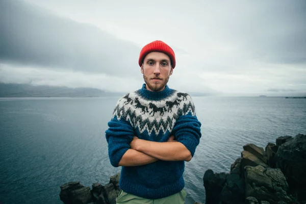 Authentic man in sweater at rocky beach — Stock Photo, Image