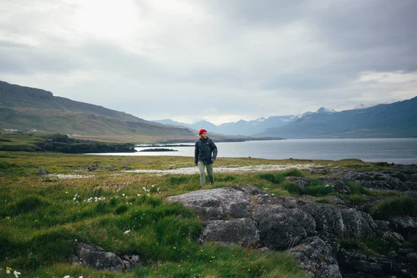 Onnellinen vaeltaja kävelee kauniilla pellolla Islannissa — kuvapankkivalokuva