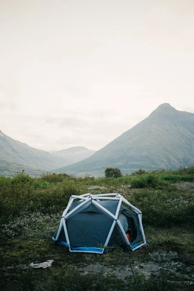 Cool hikinh tält i vackra isländska landskapet — Stockfoto