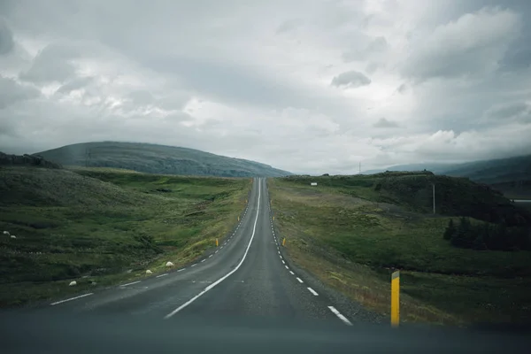 Vista na estrada na Islândia durante a viagem de carro Imagens De Bancos De Imagens Sem Royalties