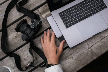 Fotoğrafçı dosyalarınızı ve fotoğraflarınızı dizüstü bilgisayara aktarır