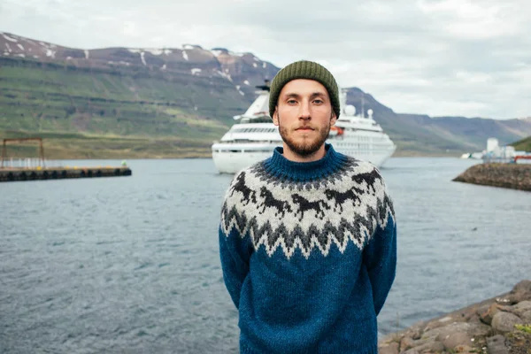 Handsome bearded man in front of cruise ship — Stock Photo, Image