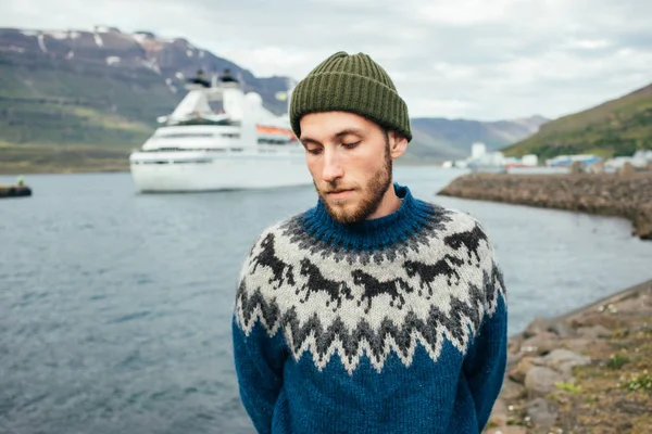 Handsome bearded man in front of cruise ship — Stock Photo, Image