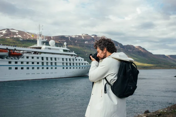 Fotógrafo com mochila em porto com navio — Fotografia de Stock