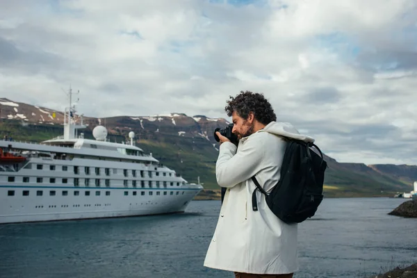 Fotógrafo com mochila em porto com navio — Fotografia de Stock