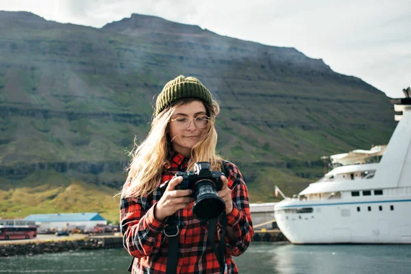 ブロンドの髪と緑の帽子写真カメラ 屋外で自然を使用する女性と観光 — ストック写真