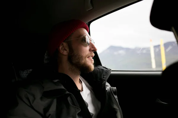 Bearded hipster man in back seat of passenger car — Stock Photo, Image