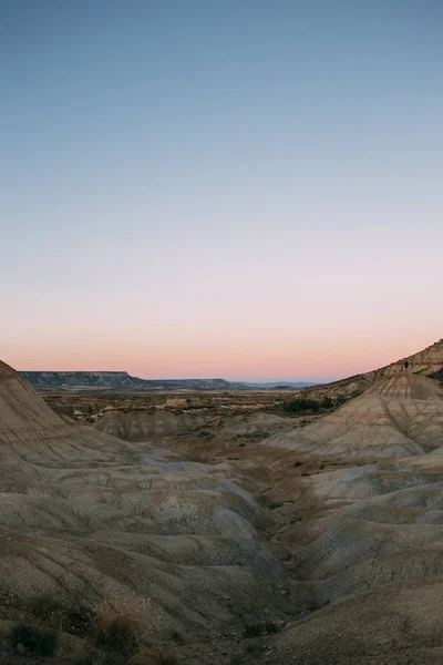 Vista do vale do leito do rio seco no deserto do pôr do sol — Fotografia de Stock