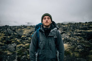 Genç adam İzlanda engebeli zamları