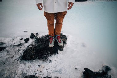 Adam turuncu pantolon ve mavi lagün yürüyüş önyükleme