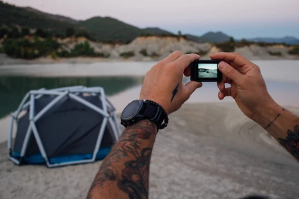 Hipster matkustaa mies tekee valokuvan teltta — kuvapankkivalokuva