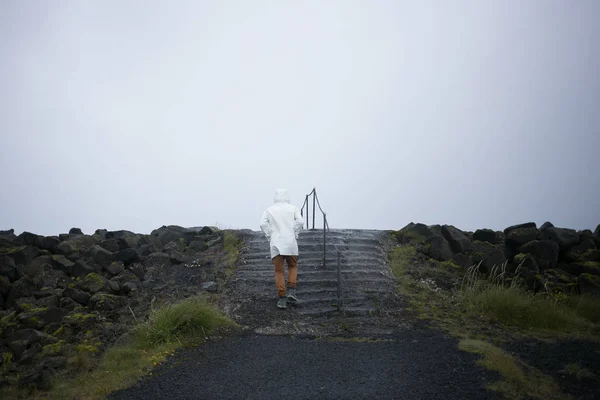 아이슬란드에 흰색 우비에 관광 산책 — 스톡 사진