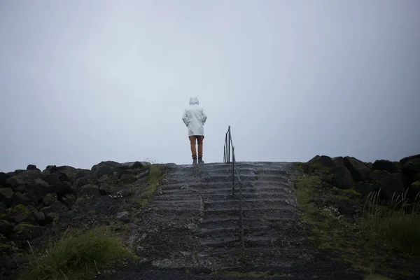 Turystycznych w biały płaszcz spacery na brzegu Islandii — Zdjęcie stockowe