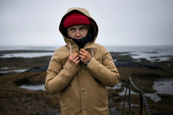 Reisenden Frau Mit Rotem Hut Und Mantel Draußen Der Natur — Stockfoto
