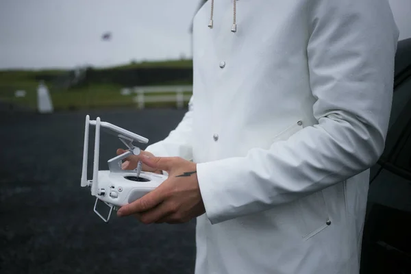 Homem de robe cientista pilotos drone com controle remoto — Fotografia de Stock