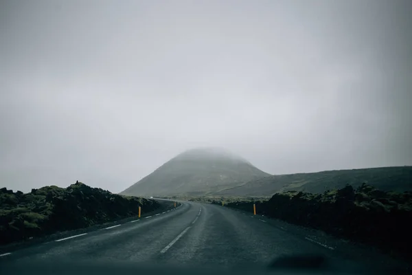 Paisagem de estrada épica islandesa da janela do carro — Fotografia de Stock