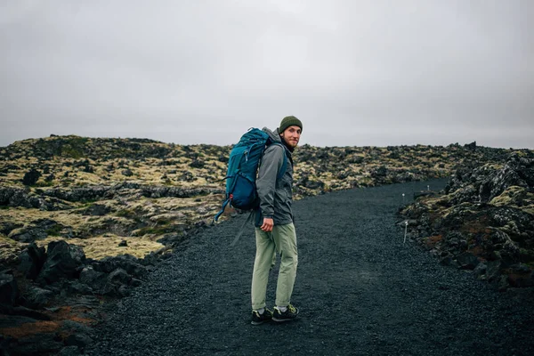 Homem jovem caminha através de terreno acidentado iceland — Fotografia de Stock