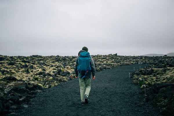 年轻人在崎岖的冰岛地形中徒步 — 图库照片