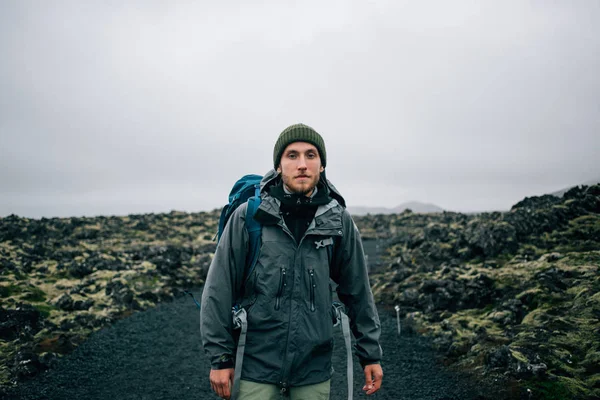 Giovane uomo escursioni attraverso terreni accidentati ghiandaia — Foto Stock