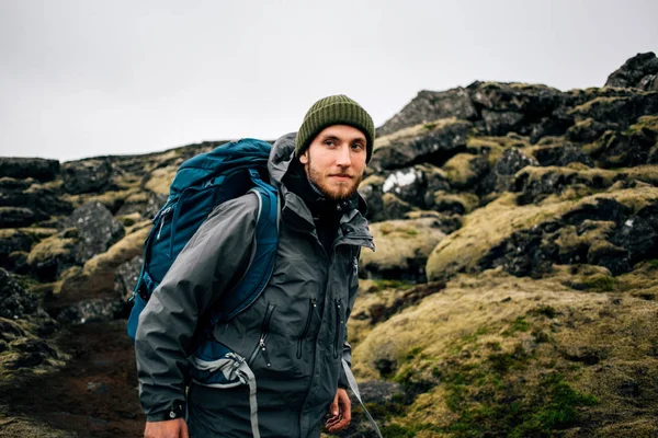 Fiatal férfi túrák Izland nehéz terepen — Stock Fotó