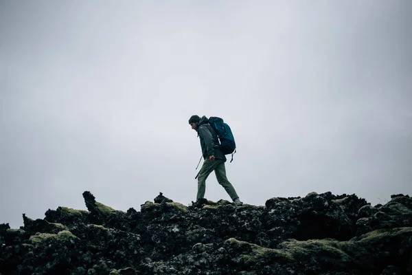 Young man hikes through rough iceland terrain — Stock Photo, Image
