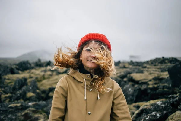 Mulher Viajante Chapéu Vermelho Casaco Livre Natureza Com Tempo Ventoso — Fotografia de Stock
