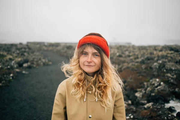 Traveler Woman Red Hat Coat Outdoor Nature Windy Weather — Stock Photo, Image