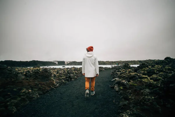 İzlanda'daki boş izinde turistik yürüyüş figürü — Stok fotoğraf