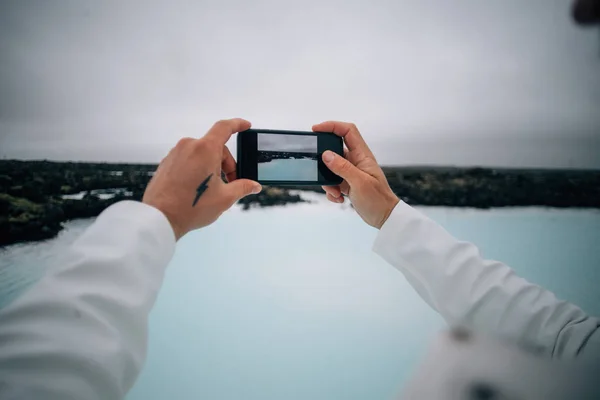 Turista hace foto de laguna azul en iceland — Foto de Stock