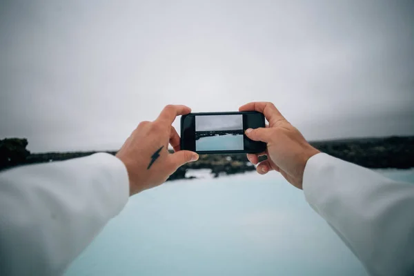 Turista hace foto de laguna azul en iceland — Foto de Stock