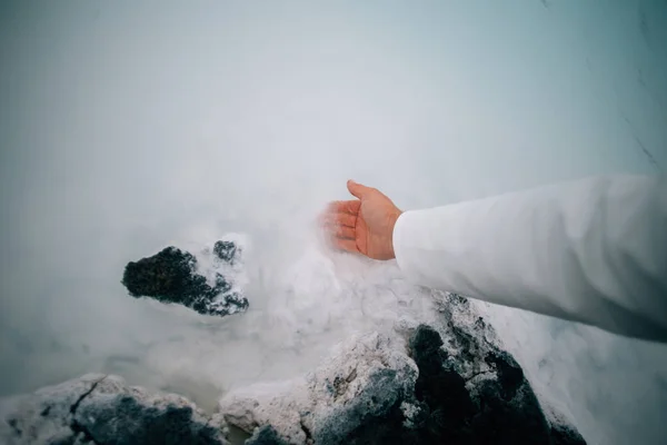 Scientifique ou touriste touche serveur de soufre dans geizer — Photo