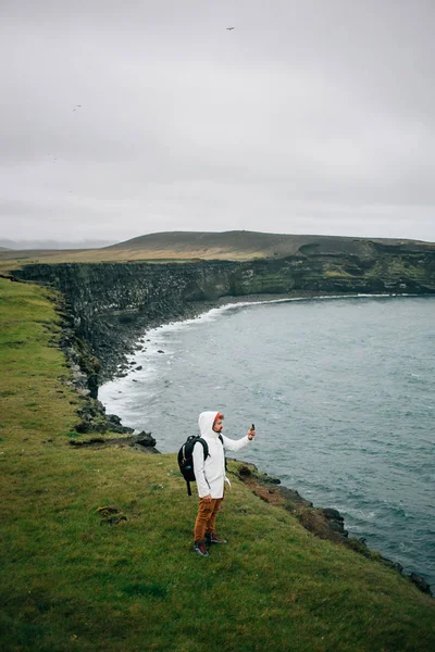 Fotograf oder Tourist in der kalten Landschaft Islands — Stockfoto