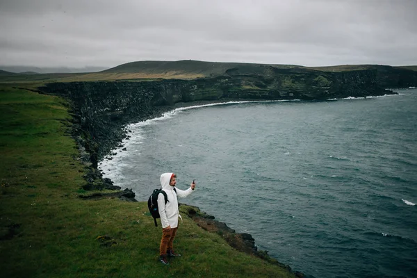 Valokuvaaja tai turisti Islannissa kylmä maisema — kuvapankkivalokuva