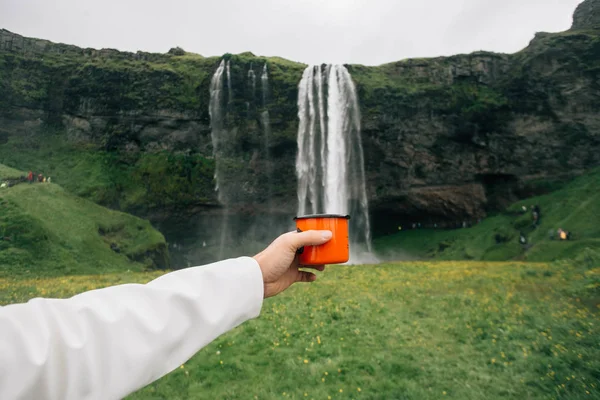 Copa de camping naranja bajo cascada en iceland — Foto de Stock