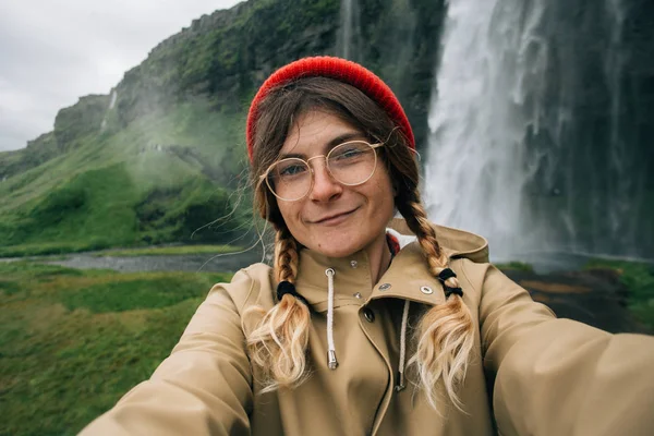 Viajero Mujer Con Pelo Rubio Sombrero Rojo Aire Libre Naturaleza —  Fotos de Stock