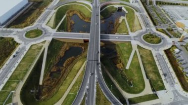 Drone meşgul otoyol kesişimine uçar