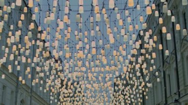 Yaratıcı şenlikli tatil ışık süslemeleri sokak